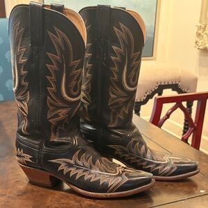 Lucchese women's cowboy boots these are size 8.5 B

Great condition